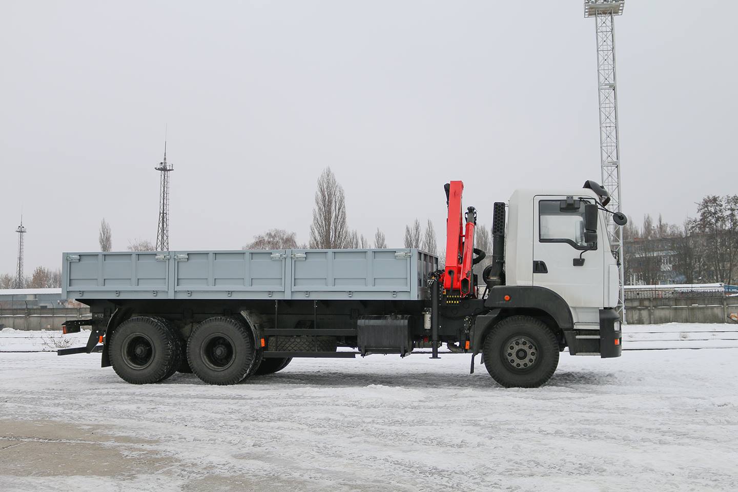 ZSO Bortovoi avtomobil KrAZ 6511B4 500 s kranom manipulyatorom PALFINGER PK8500 2