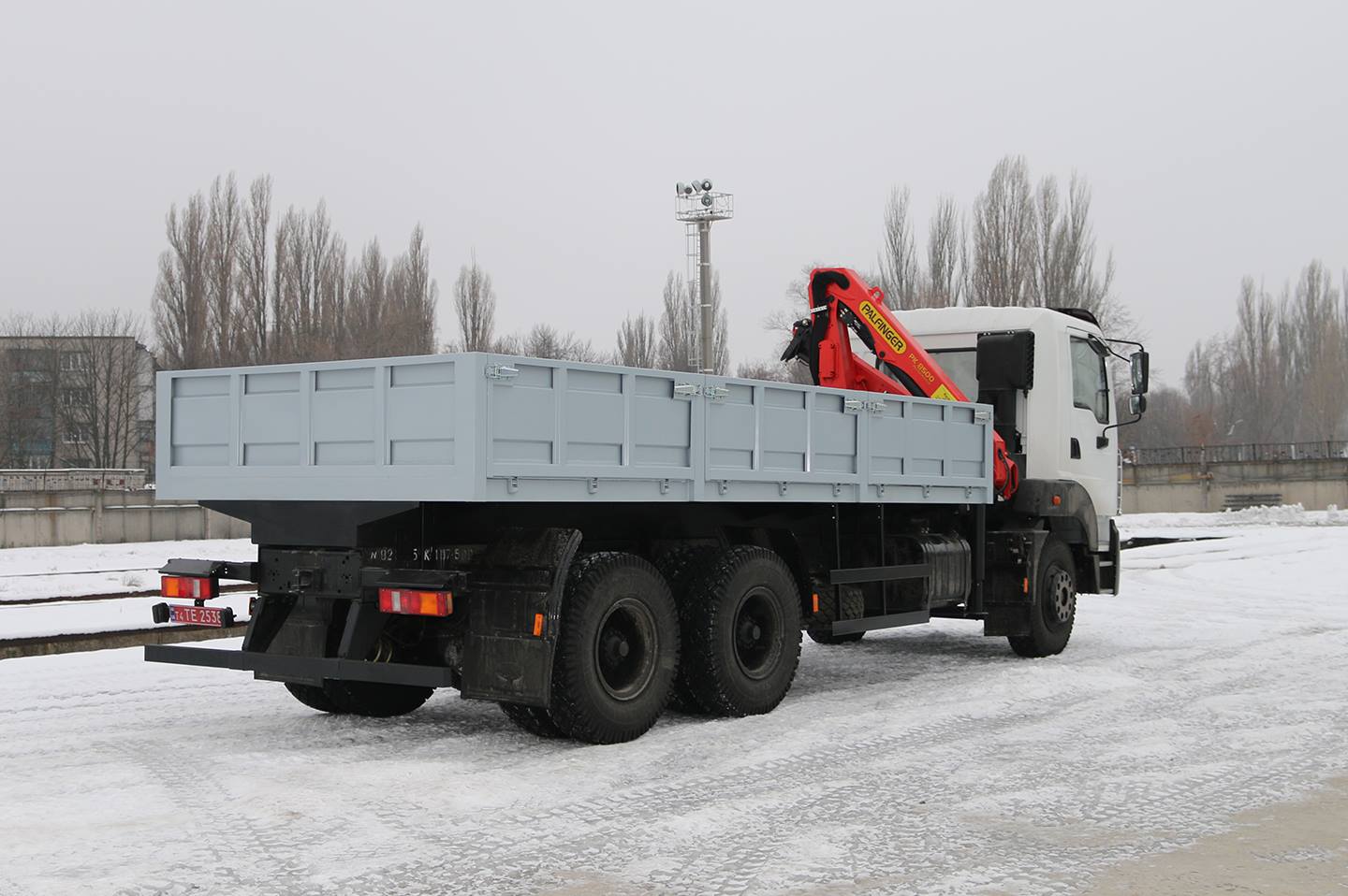 ZSO Bortovoi avtomobil KrAZ 6511B4 500 s kranom manipulyatorom PALFINGER PK8500 3