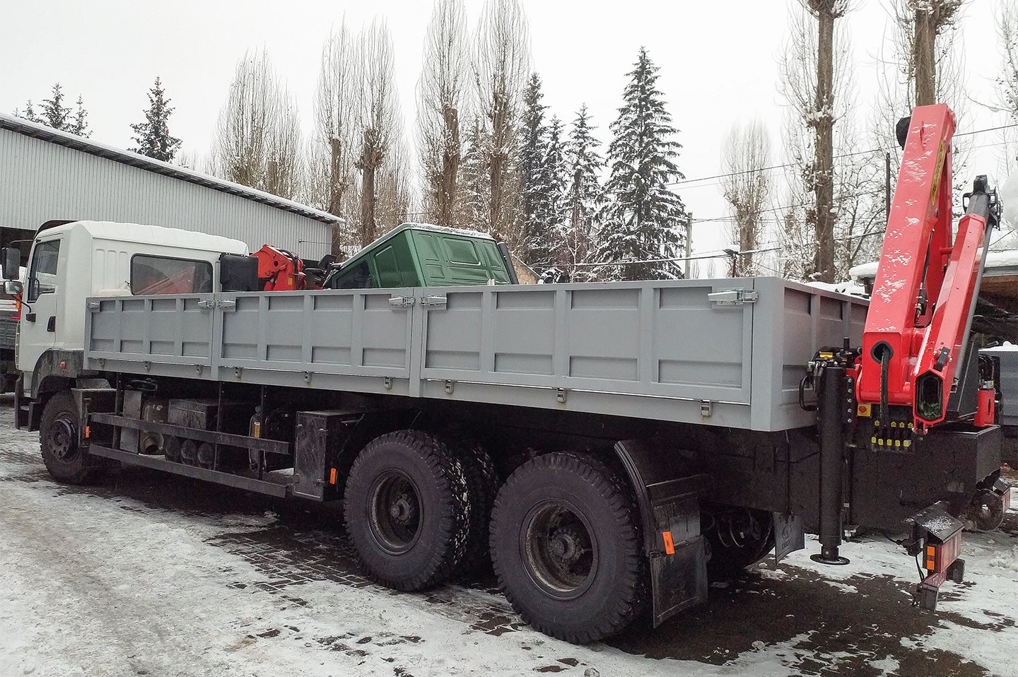 ZSO Bortovoi avtomobil KrAZ 6511B4 500 s kranom manipulyatorom PALFINGER PK8500 4