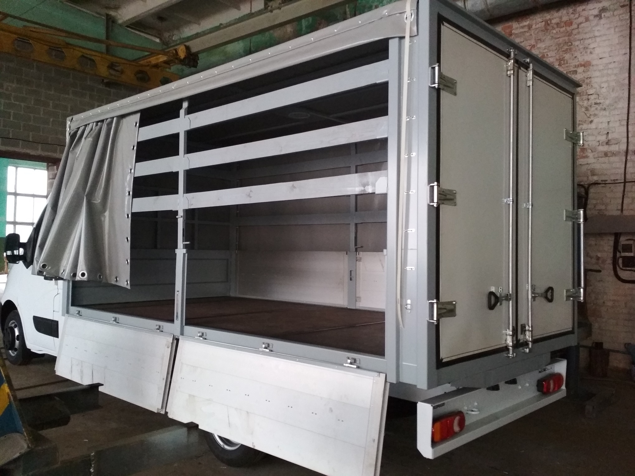 ZSO Bortovoi polupricep Renault Master s sdvijnymi shtorami i dveryami 1