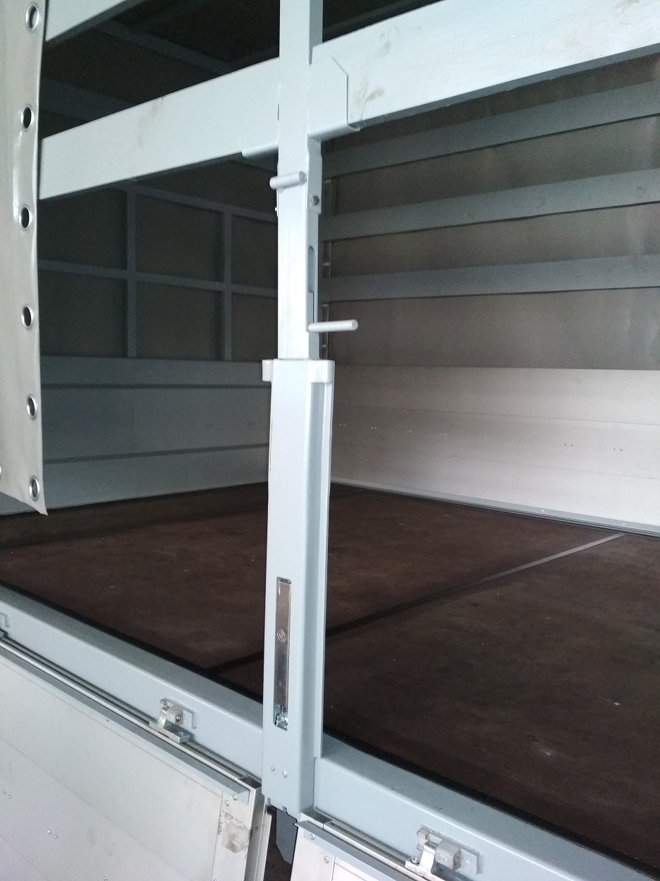 ZSO Bortovoi polupricep Renault Master s sdvijnymi shtorami i dveryami 4