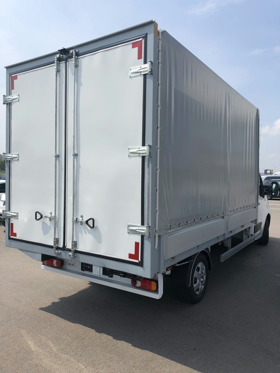 ZSO Renault Master s tentovanoi bortovoi platformoi 2
