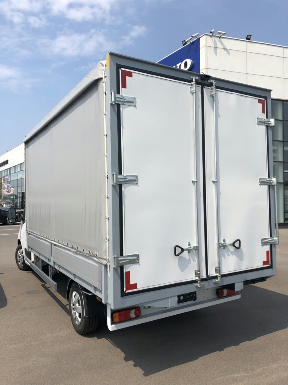 ZSO Renault Master s tentovanoi bortovoi platformoi 3